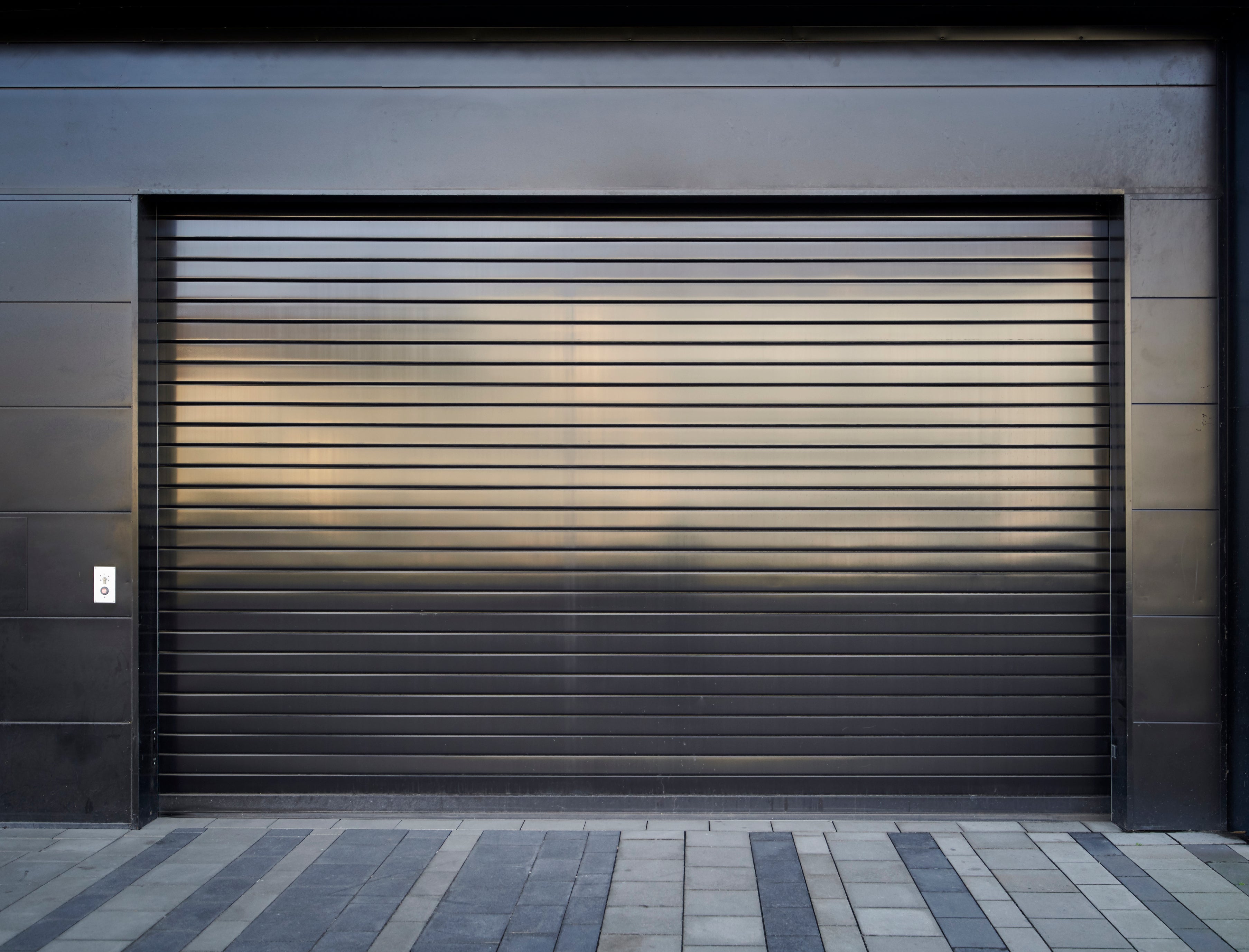 Rideau métallique à lames pleines — fermeture de vitrine ou d’accès professionnel.